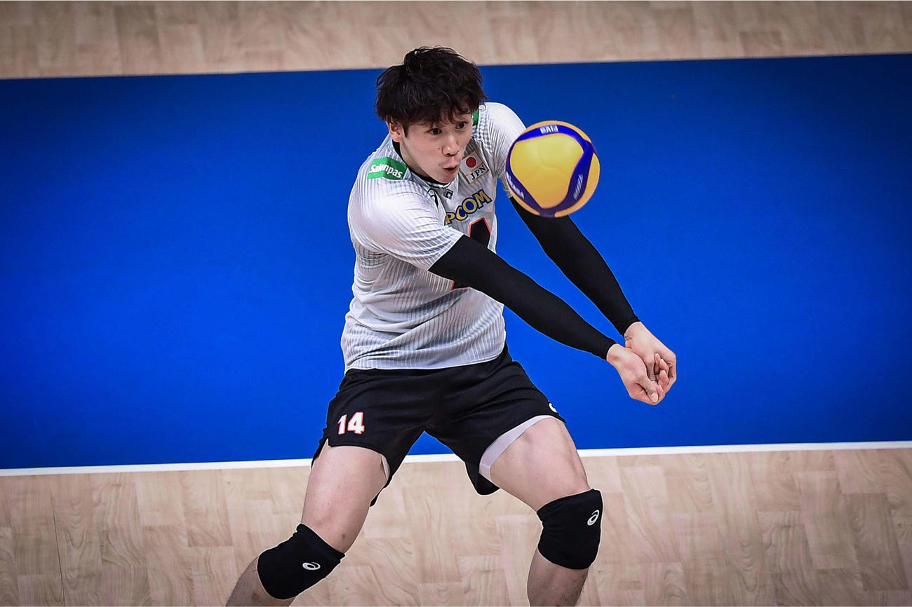 ポーランド戦でレシーブする石川（C）FIVB