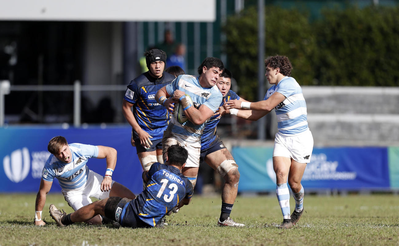 U20チャンピオンシップ、アルゼンチンを相手に戦う青のジャージーの日本の選手たち（C）JRFU