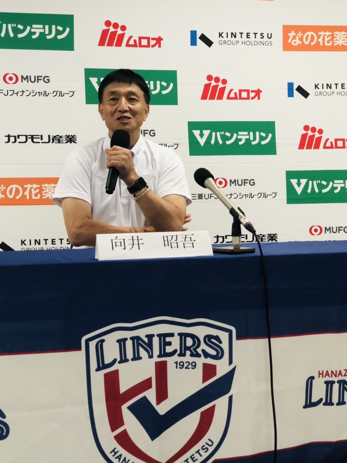 花園ラグビー場で就任会見した花園の向井新ヘッドコーチ（撮影・益子浩一）
