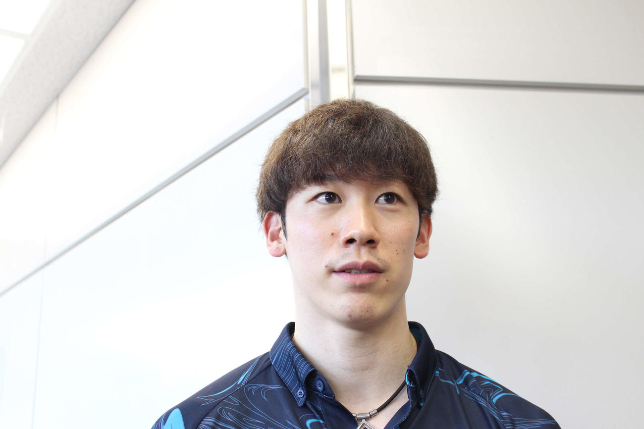 フィリピンから帰国し、取材に応じる石川（撮影・勝部晃多）