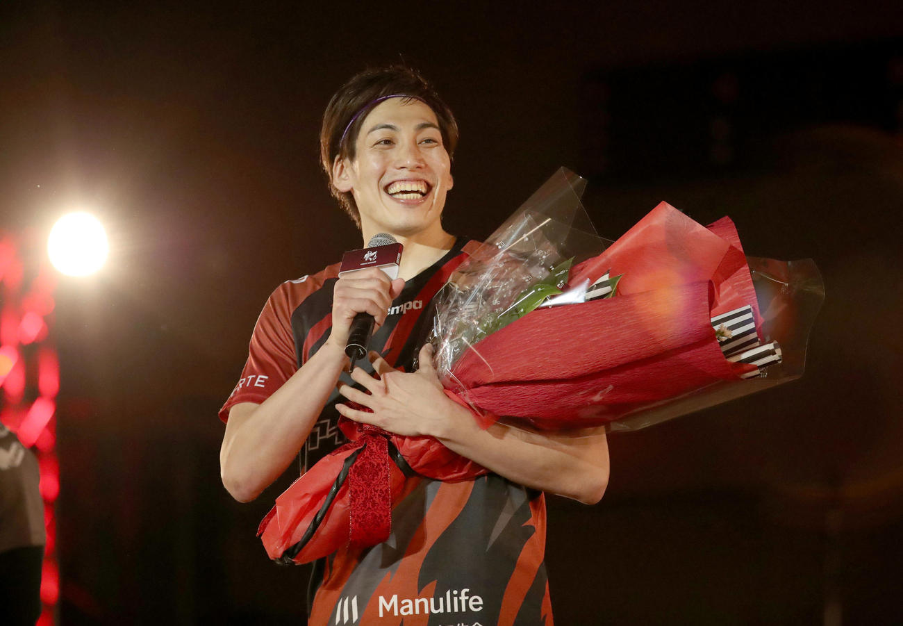 引退セレモニーで笑顔を見せる越川優（22年3月）