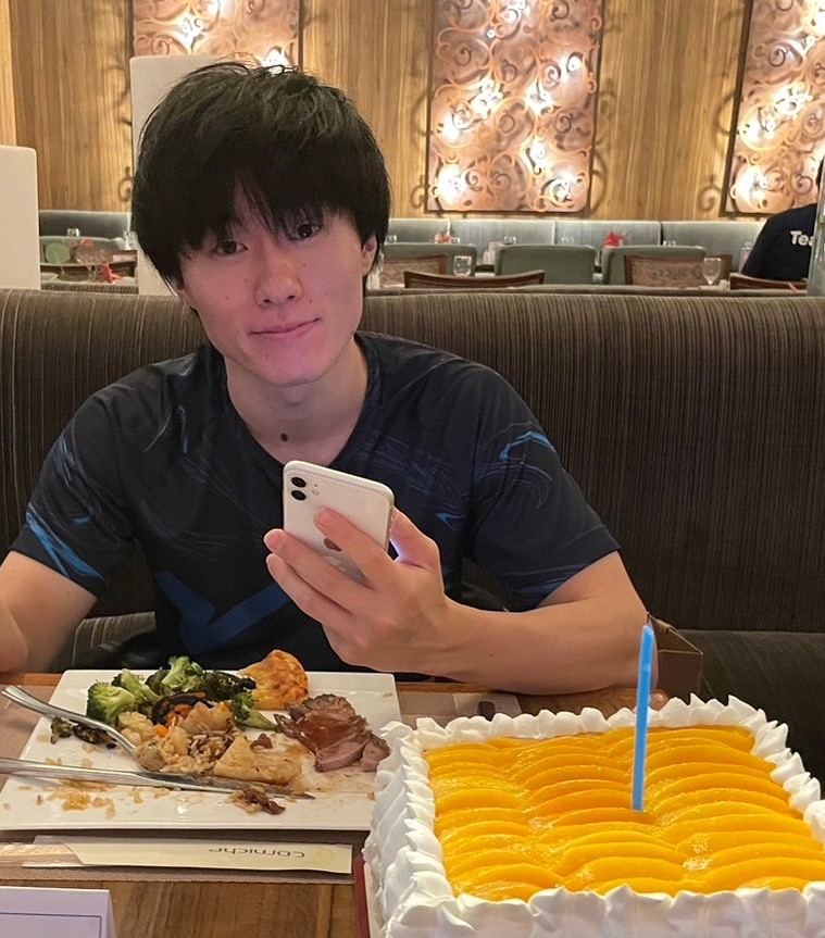 誕生日を祝われる小川（C）JVA