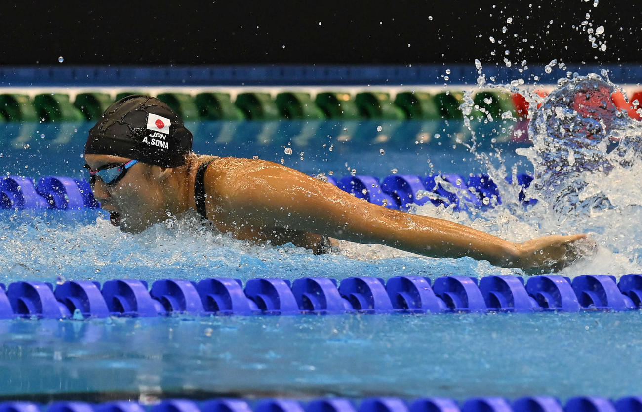世界水泳2023福岡大会第10日　女子100メートルバタフライ準決勝で力泳する相馬あい（撮影・岩下翔太）