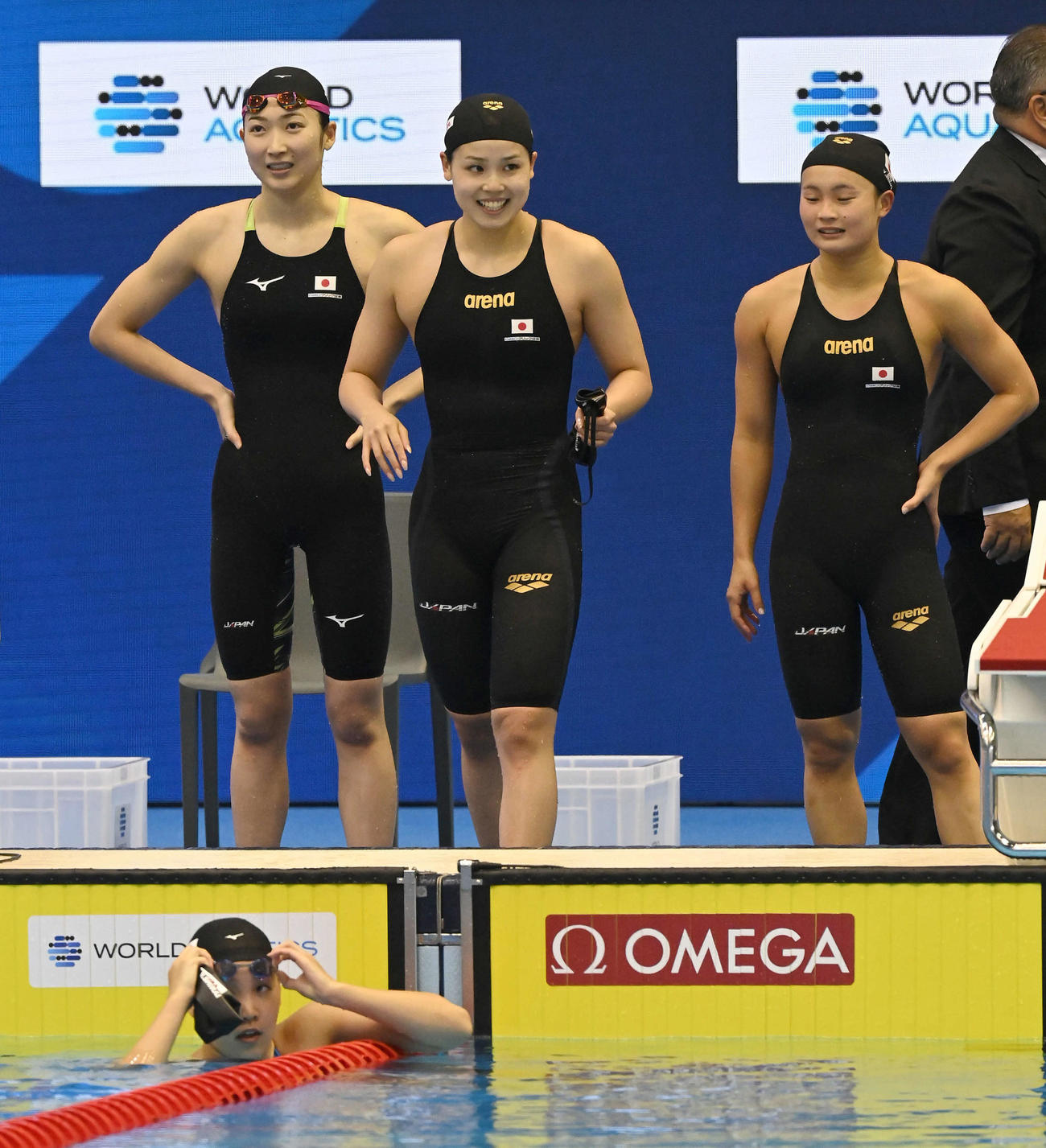 女子4×100メートルリレー決勝　8位となり悔しそうな表情を見せる池江（左）ら（撮影・岩下翔太）