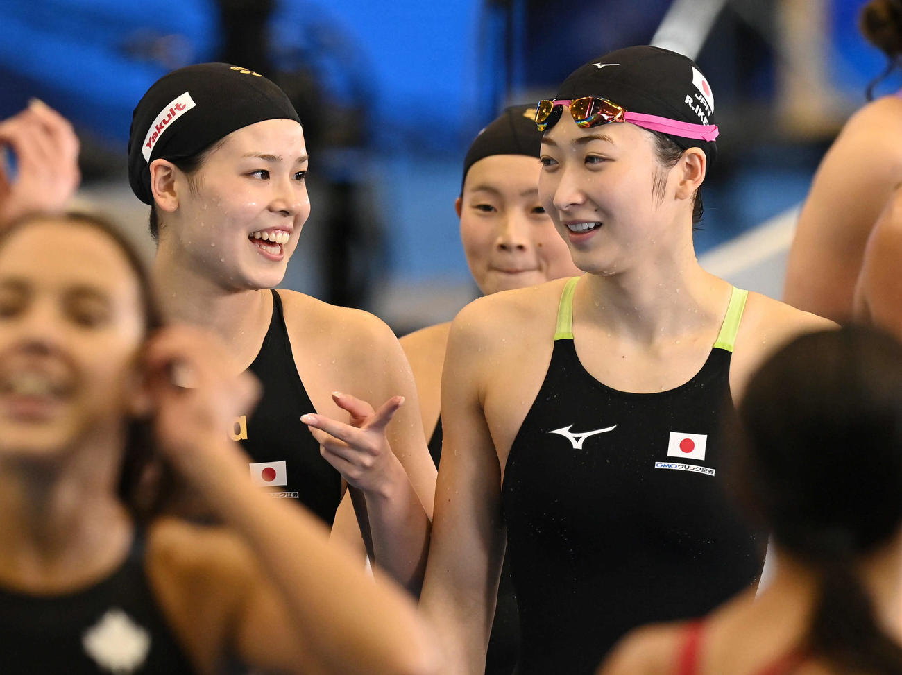 世界水泳2023福岡大会第10日　女子4×100メートルリレー決勝を終え、池本凪沙（左）と話しながら引き揚げる池江璃花子（撮影・岩下翔太）