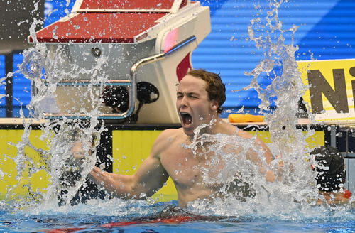 世界水泳2023福岡大会第10日　男子400メートル自由型で優勝し、雄たけびを上げるサミュエル・ショート（撮影・岩下翔太）