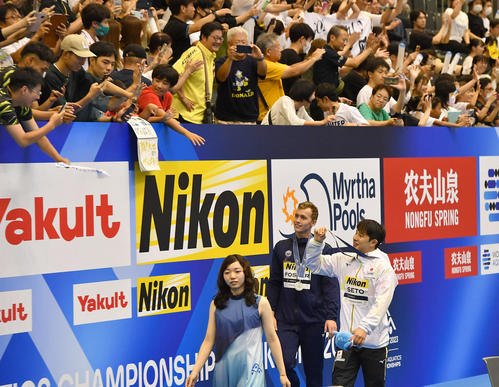 世界水泳2023福岡大会第10日　男子400メートル個人メドレーで3位となり、観客に笑顔で銅メダルを掲げながら場内を一周する瀬戸大也（撮影・岩下翔太）