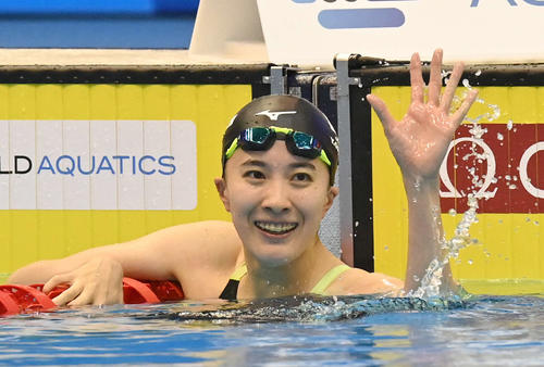世界水泳2023福岡大会第10日　女子200メートル個人メドレー準決勝、決勝進出を決め、笑顔で手を振る大橋悠依（撮影・岩下翔太）