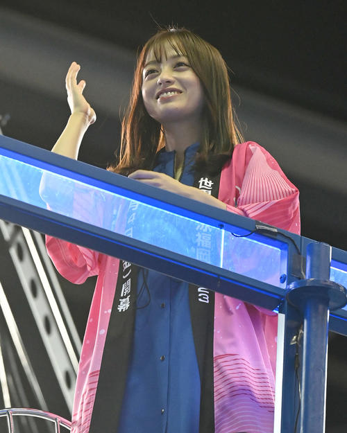 世界水泳2023福岡大会第10日　笑顔を見せる橋本環奈（撮影・岩下翔太）