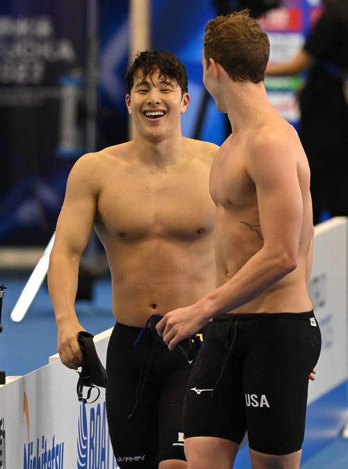 男子400メートル個人メドレーで3位となり、笑顔で引き揚げる瀬戸（撮影・岩下翔太）