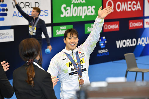 世界水泳2023福岡大会第10日　男子400メートル個人メドレーで銅メダルとなり、笑顔で手を振りながら場内を一周する瀬戸大也（撮影・岩下翔太）