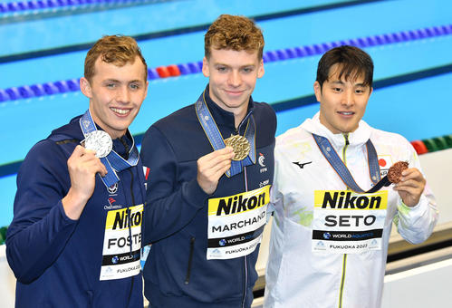 男子400メートル個人メドレーで3位の瀬戸（右）は、金メダルのマルシャン（中央）、銀メダルのフォスターとともに銅メダルを掲げる（撮影・岩下翔太）