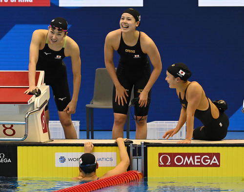 世界水泳2023福岡大会第10日　女子4×100メートルリレー決勝、8位となり、悔しそうな表情を見せる池江璃花子（左）ら（撮影・岩下翔太）