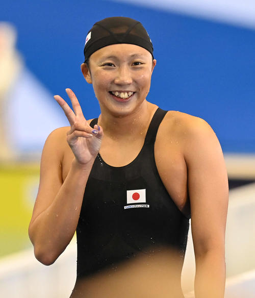 世界水泳2023福岡大会第10日　女子100メートルバタフライ準決勝を終えてピースサインを見せながら引き揚げる相馬あい（撮影・岩下翔太）