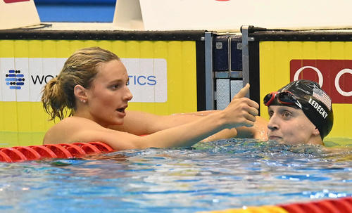 世界水泳２０２３福岡大会第10日　女子４００メートル自由型決勝、４着のサマー・マッキントッシュ（左）は、世界新記録で優勝したアリアン・ティットマスにサムアップポーズを見せる。右はケイティ・レデッキー（撮影・岩下翔太）