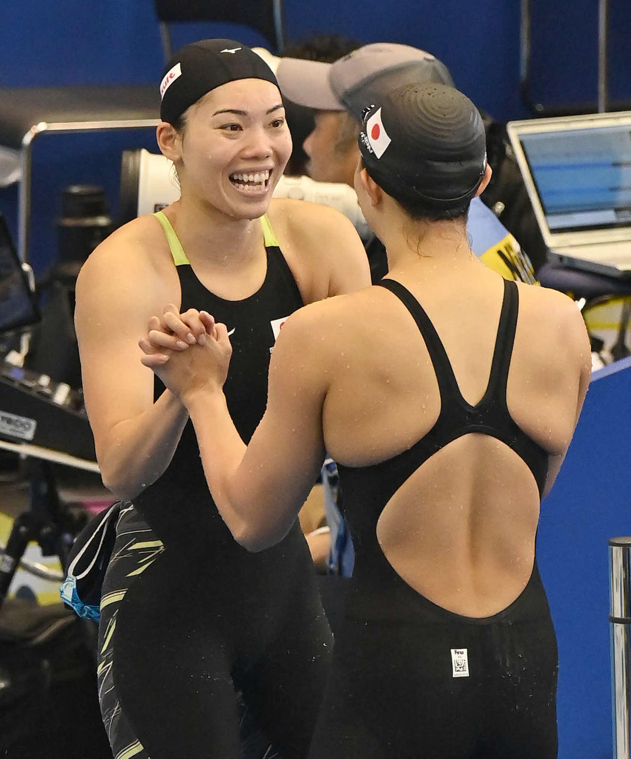 世界水泳2023福岡大会第11日　女子100メートル平泳ぎ予選、第4組で1着となった鈴木聡美（右）と喜びあう青木玲緒樹（撮影・岩下翔太）