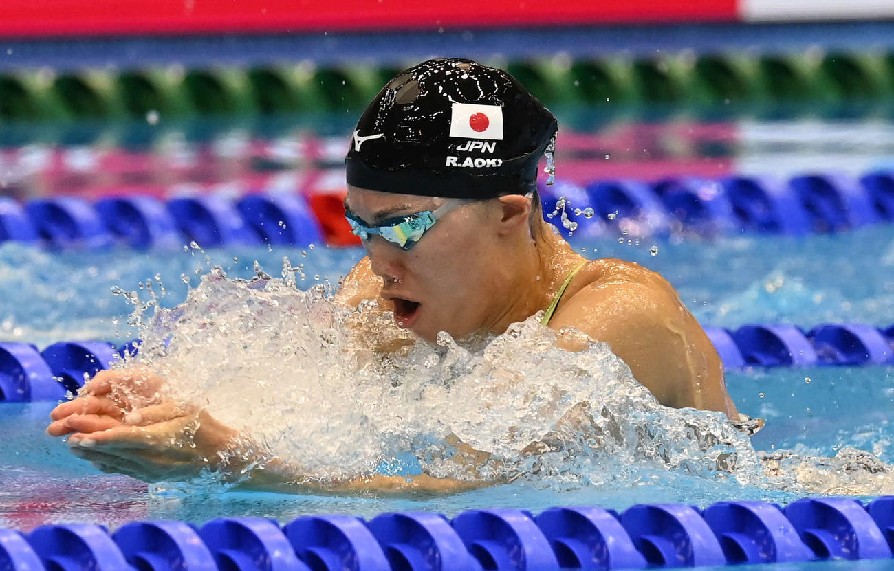 世界水泳2023福岡大会第11日　女子100メートル平泳ぎ準決勝で力泳する青木玲緒樹（撮影・岩下翔太）