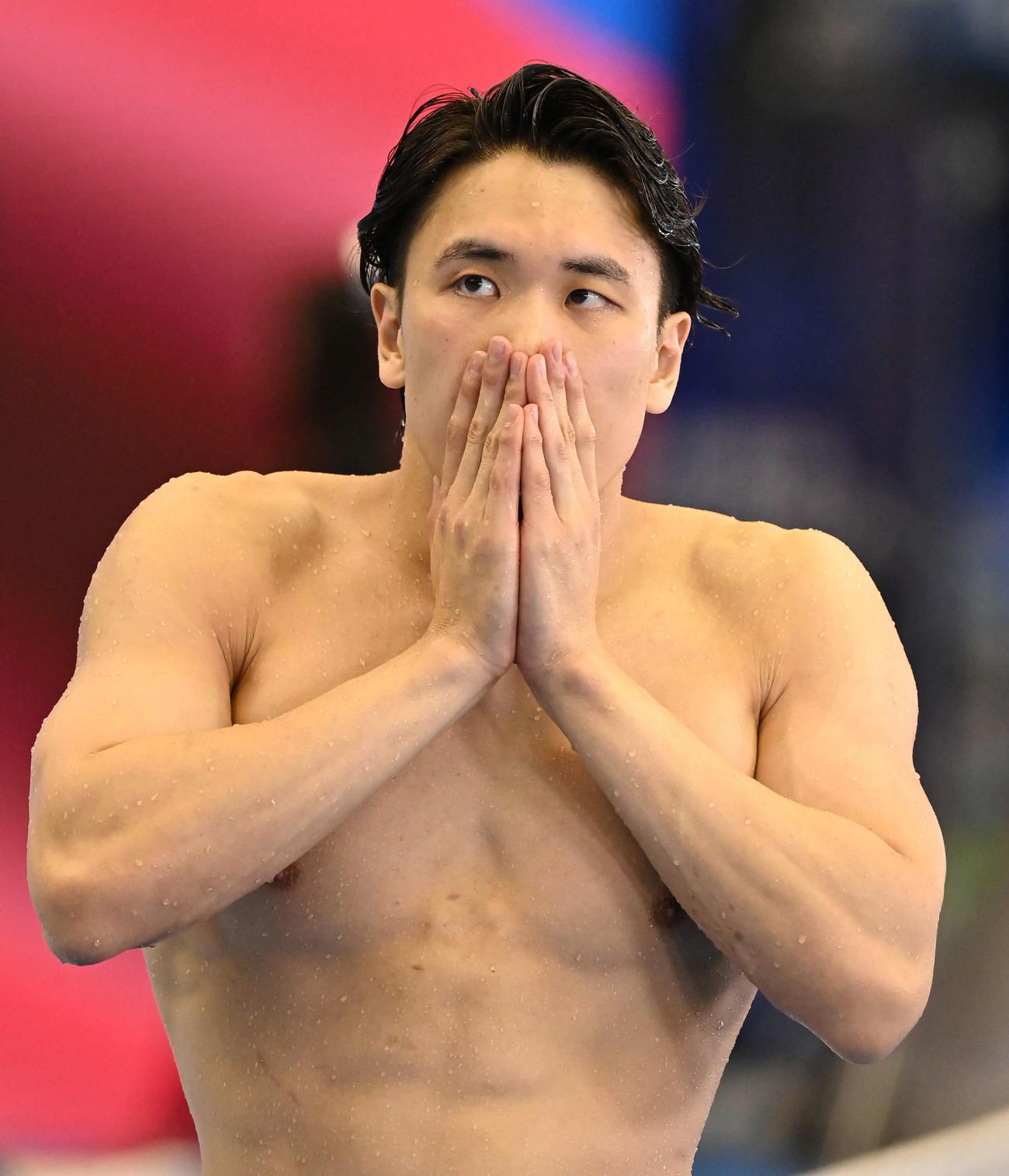 世界水泳2023福岡大会第11日　男子200メートル自由形準決勝を終え、厳しい表情で引き揚げる松元克央（撮影・岩下翔太）