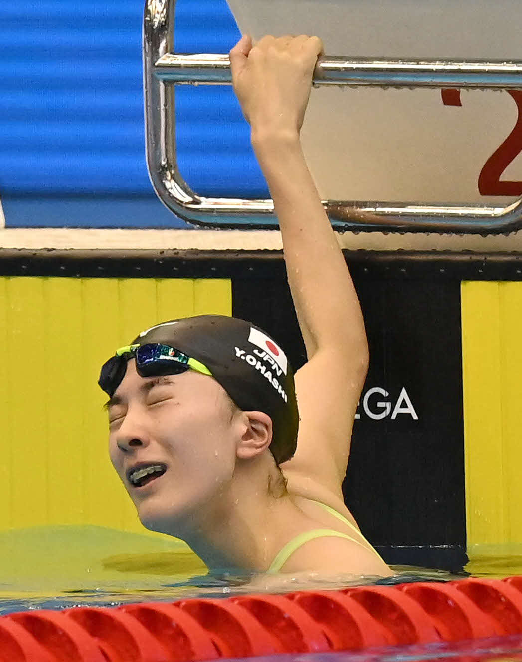 世界水泳2023福岡大会第11日　女子200メートル個人メドレー決勝、順位を確認して悔しそうな表情を見せる大橋悠依（撮影・岩下翔太）