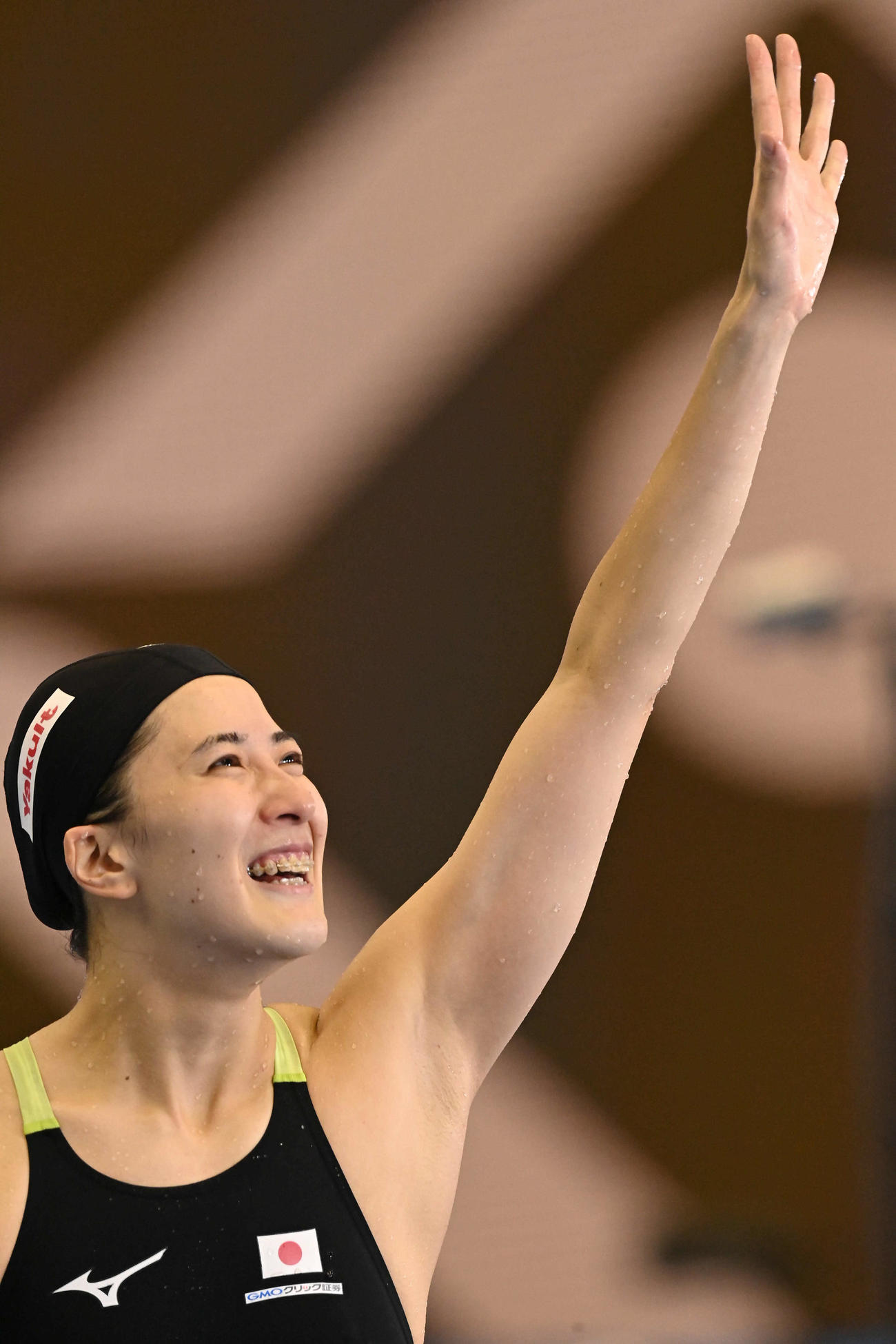 世界水泳2023福岡大会第11日　女子200メートル個人メドレー決勝を終え、観客に笑顔で手を振りながら引き揚げる大橋悠依（撮影・岩下翔太）