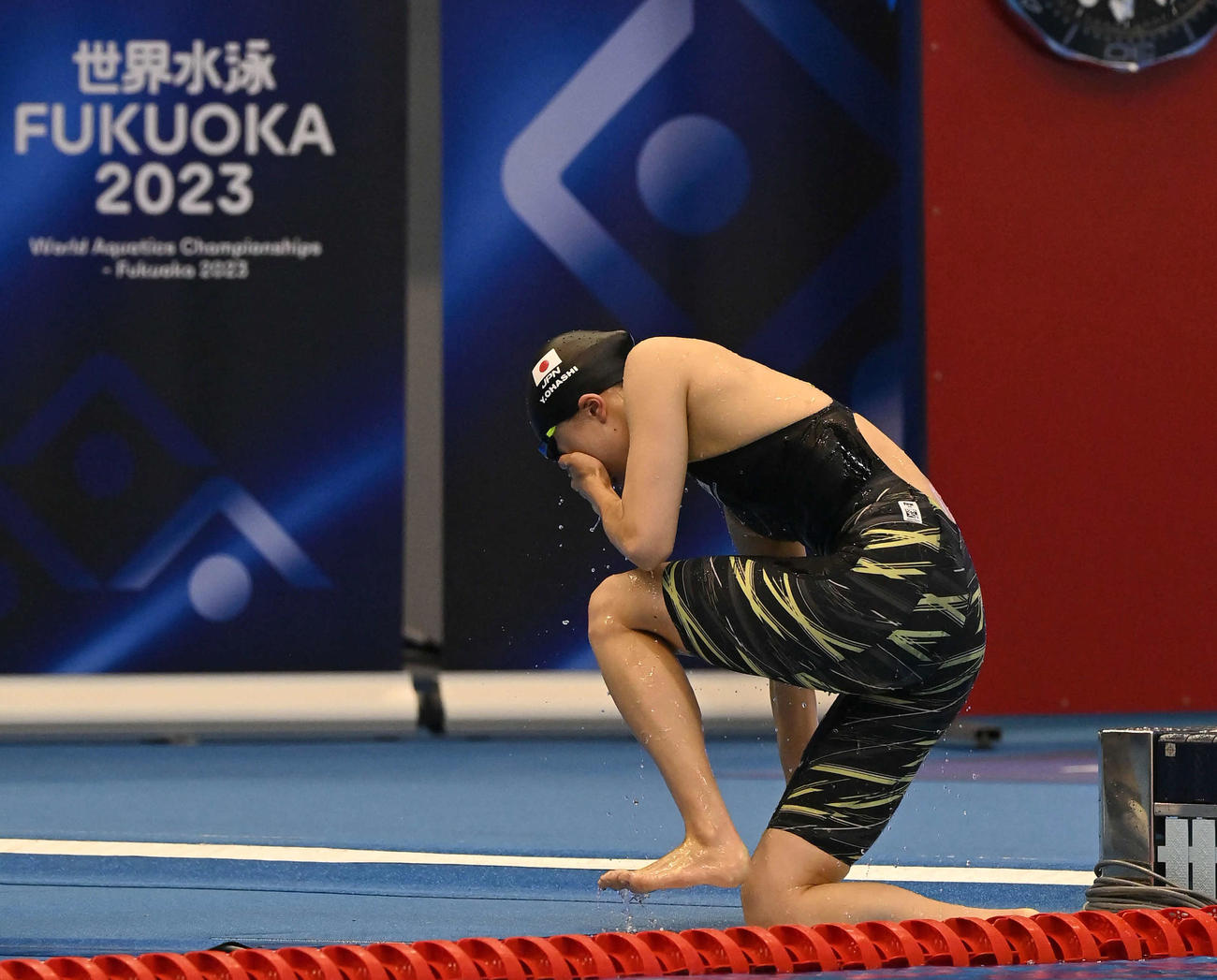 世界水泳2023福岡大会第11日　女子200メートル個人メドレー決勝を終えて水面から上がる大橋悠依（撮影・岩下翔太）