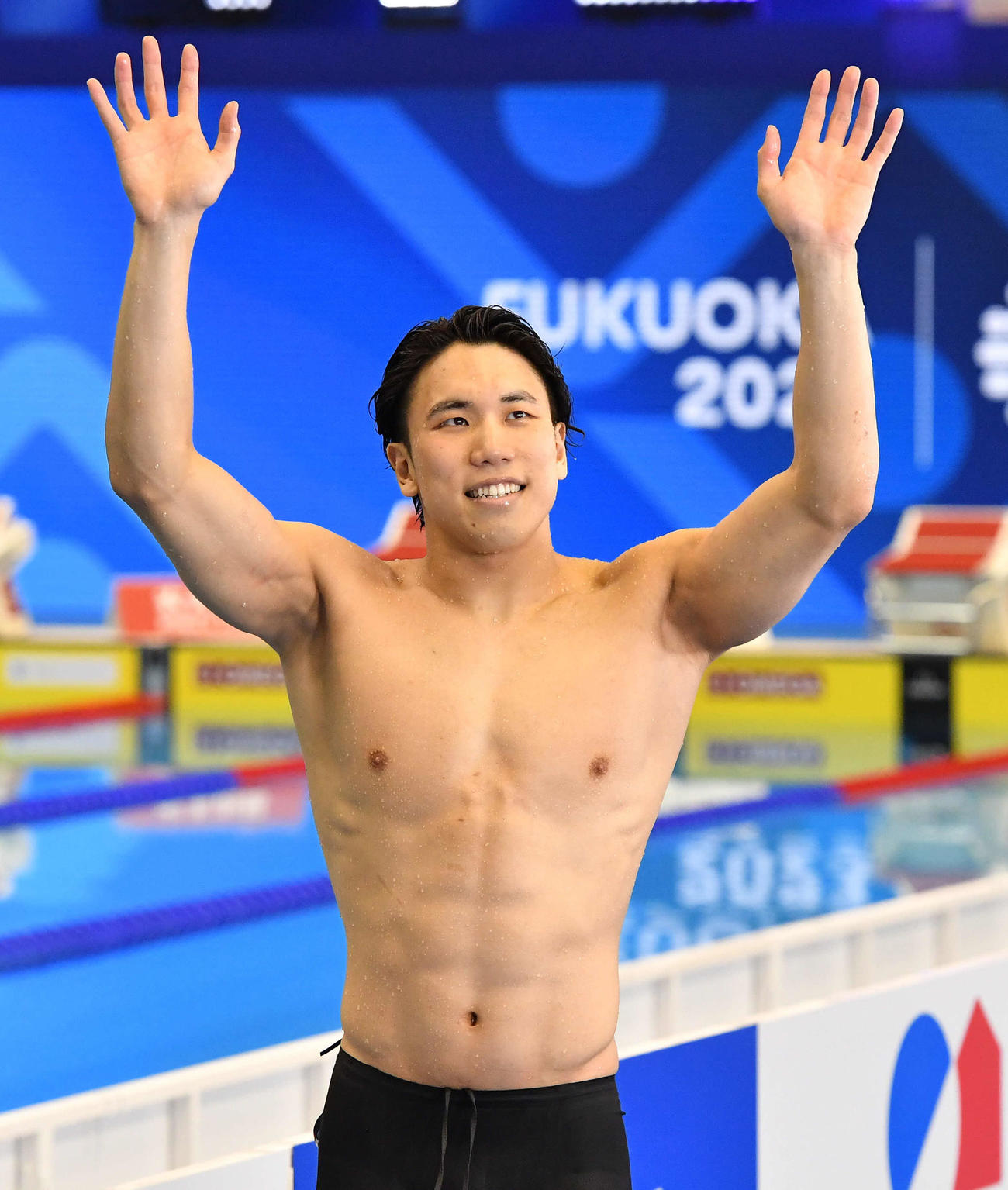 世界水泳2023福岡大会第11日　男子200メートル自由形準決勝のスイムオフでフェリックス・オーボックに敗れ、観客に手を振りながら引き揚げる松元克央（撮影・岩下翔太）