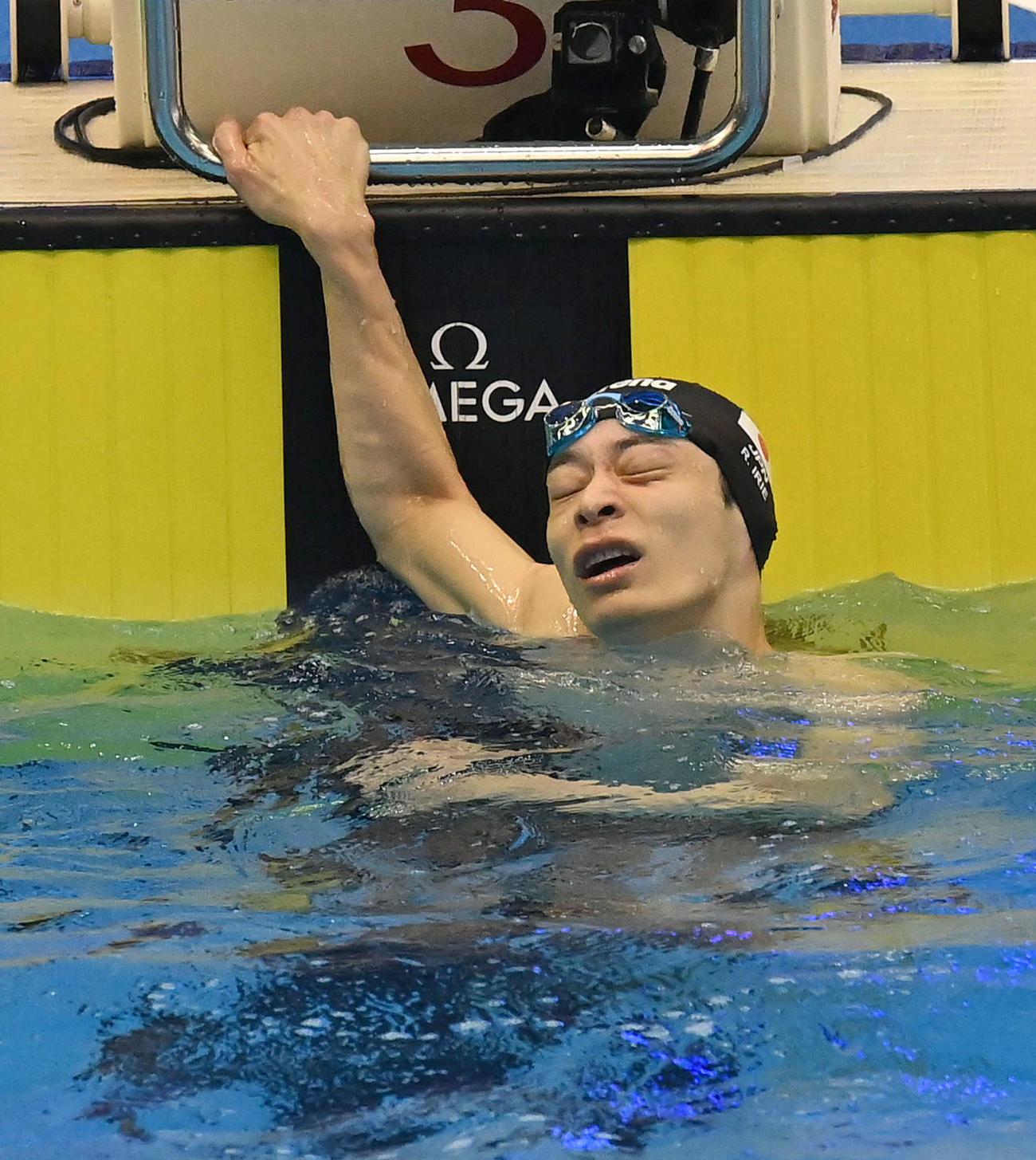 世界水泳2023福岡大会第11日　男子100メートル背泳ぎ予選、タイムを確認し、厳しい表情を見せる入江陵介（撮影・岩下翔太）