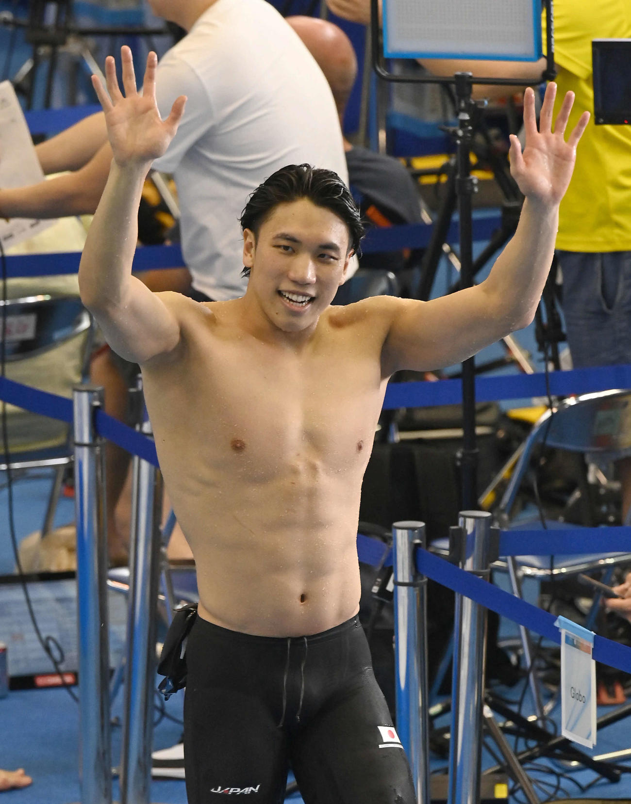 世界水泳2023福岡大会第11日　男子200メートル自由形予選、第6組で2着となった松元克央は、観客に向かって笑顔で手を振りながら引き揚げる（撮影・岩下翔太）