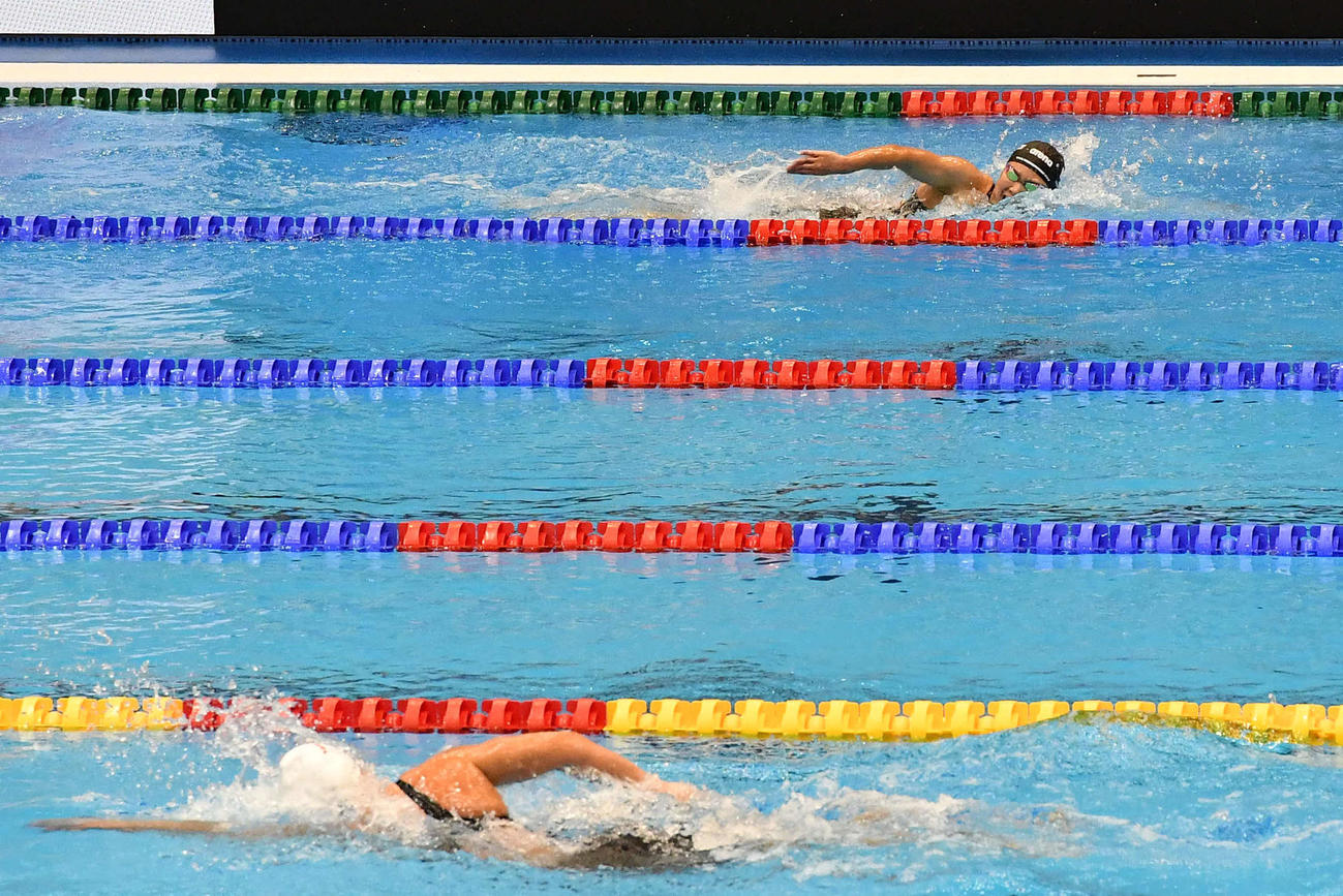 世界水泳2023福岡大会第11日　女子1500メートル自由形予選で力泳する森山幸美（右奥）、手前はケイティ・レデッキー（撮影・岩下翔太）
