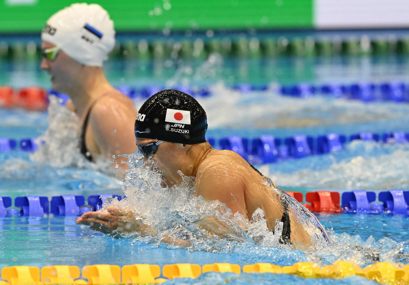 女子100メートル平泳ぎ準決勝で力泳する鈴木（撮影・岩下翔太）