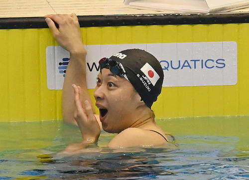 世界水泳2023福岡大会第11日　女子100メートル平泳ぎ予選、第4組で1着となり、驚きの表情を見せる鈴木聡美（撮影・岩下翔太）