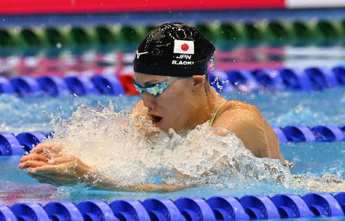世界水泳2023福岡大会第11日　女子100メートル平泳ぎ準決勝で力泳する青木玲緒樹（撮影・岩下翔太）