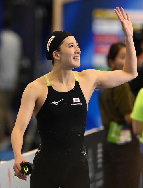 世界水泳2023福岡大会第11日　女子200メートル個人メドレー決勝を終え、観客に笑顔で手を振りながら引き揚げる大橋悠依（撮影・岩下翔太）