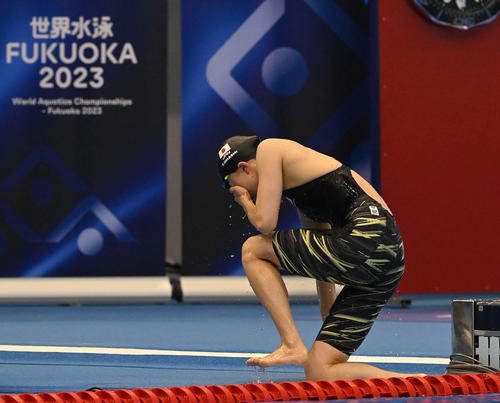 世界水泳2023福岡大会第11日　女子200メートル個人メドレー決勝を終えて水面から上がる大橋悠依（撮影・岩下翔太）
