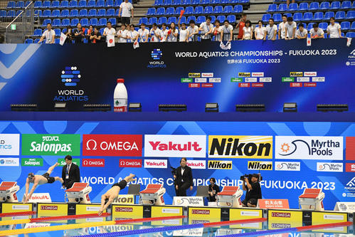 世界水泳2023福岡大会第11日　男子200メートル自由形のスイムオフに出場する松元克央（手前左から2人目）を応援する日本選手団（撮影・岩下翔太）