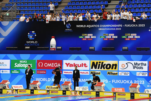 世界水泳2023福岡大会第11日　男子200メートル自由形準決勝のスイムオフで松元克央がフェリックス・オーボックに敗れ、肩を落とす日本選手団（撮影・岩下翔太）