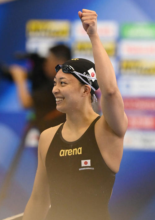 世界水泳2023福岡大会第11日　女子100メートル平泳ぎ準決勝、決勝進出を決めた鈴木聡美は笑顔でガッツポーズする（撮影・岩下翔太）
