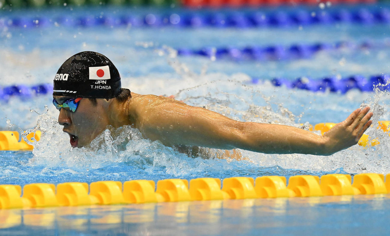 世界水泳2023福岡大会第12日　男子200メートルバタフライ準決勝で力泳する本多灯（撮影・岩下翔太）