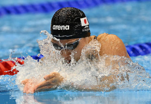 世界水泳2023福岡大会第12日　女子100メートル平泳ぎ決勝、力泳する鈴木聡美（撮影・岩下翔太）