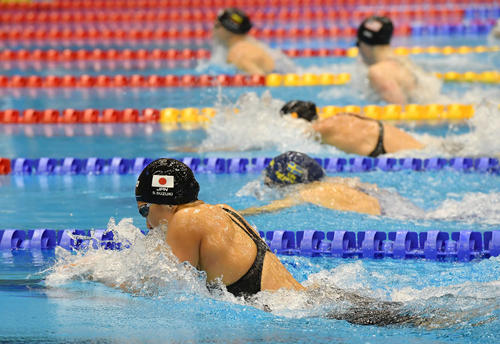 世界水泳2023福岡大会第12日　女子100メートル平泳ぎ決勝、力泳する鈴木聡美（撮影・岩下翔太）