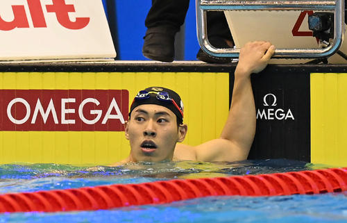 世界水泳2023福岡大会第12日　男子200メートルバタフライ準決勝、タイムを確認する本多灯（撮影・岩下翔太）