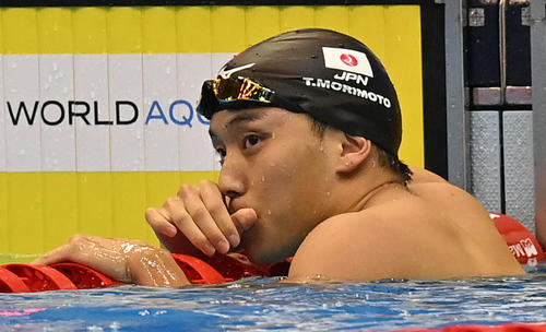 世界水泳2023福岡大会第12日　男子200メートルバタフライ準決勝、タイムを確認し厳しい表情を見せる森本哲平（撮影・岩下翔太）