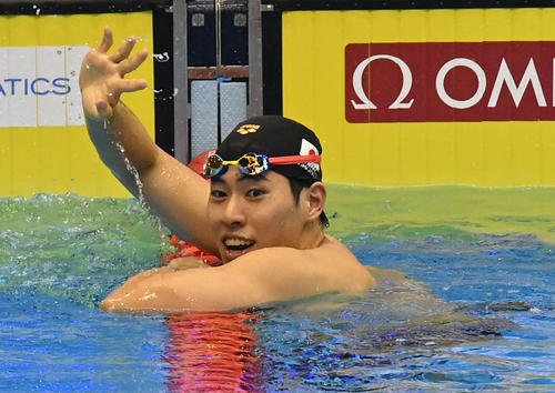 世界水泳2023福岡大会第12日　男子200メートルバタフライ予選、予選トップ通過を決め、笑顔で手を振る本多灯（撮影・岩下翔太）