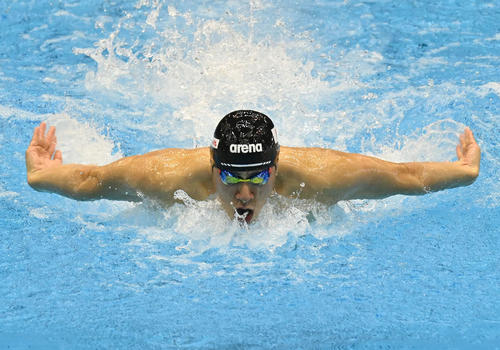 世界水泳2023福岡大会第12日　男子200メートルバタフライ予選で力泳する本多灯（撮影・岩下翔太）