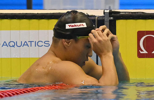 世界水泳2023福岡大会第12日　男子50メートル平泳ぎ準決勝で敗退となり、肩を落とす日本雄也（撮影・岩下翔太）