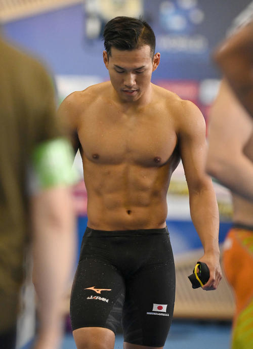 世界水泳2023福岡大会第12日　男子50メートル平泳ぎ準決勝で敗退となり、肩を落として引き揚げる日本雄也（撮影・岩下翔太）