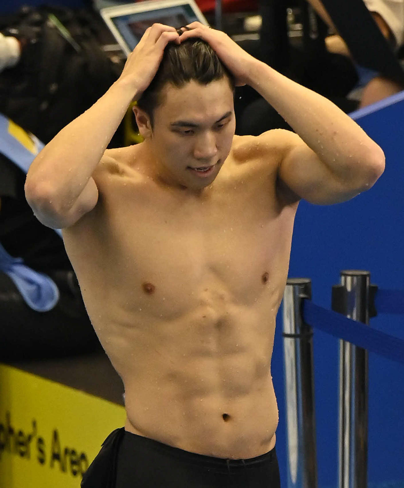 世界水泳2023福岡大会第13日　男子100メートル自由形予選、予選落ちとなり肩を落として引き揚げる松元克央（撮影・岩下翔太）