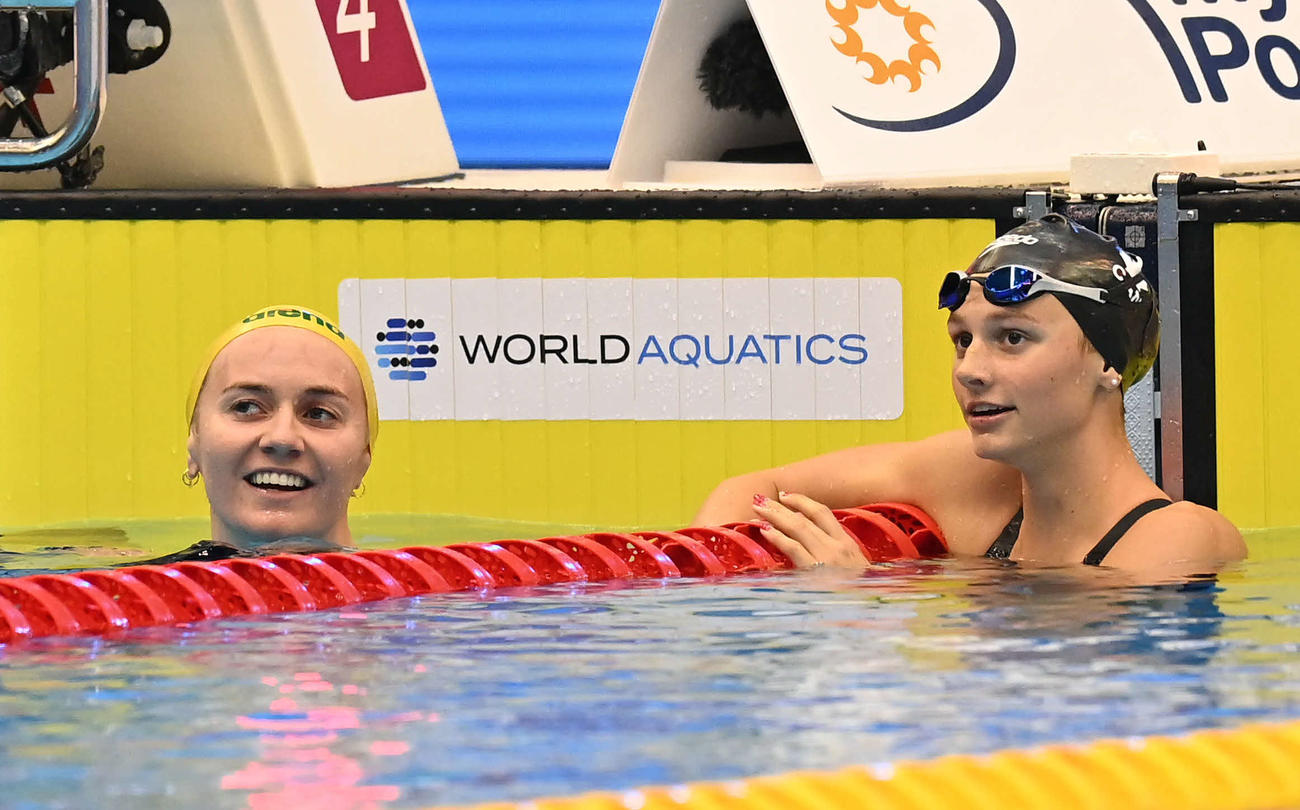 女子200メートル自由形決勝、アリアン・ティットマス（左）は、サマー・マッキントッシュと笑顔で言葉を交わす（撮影・岩下翔太）