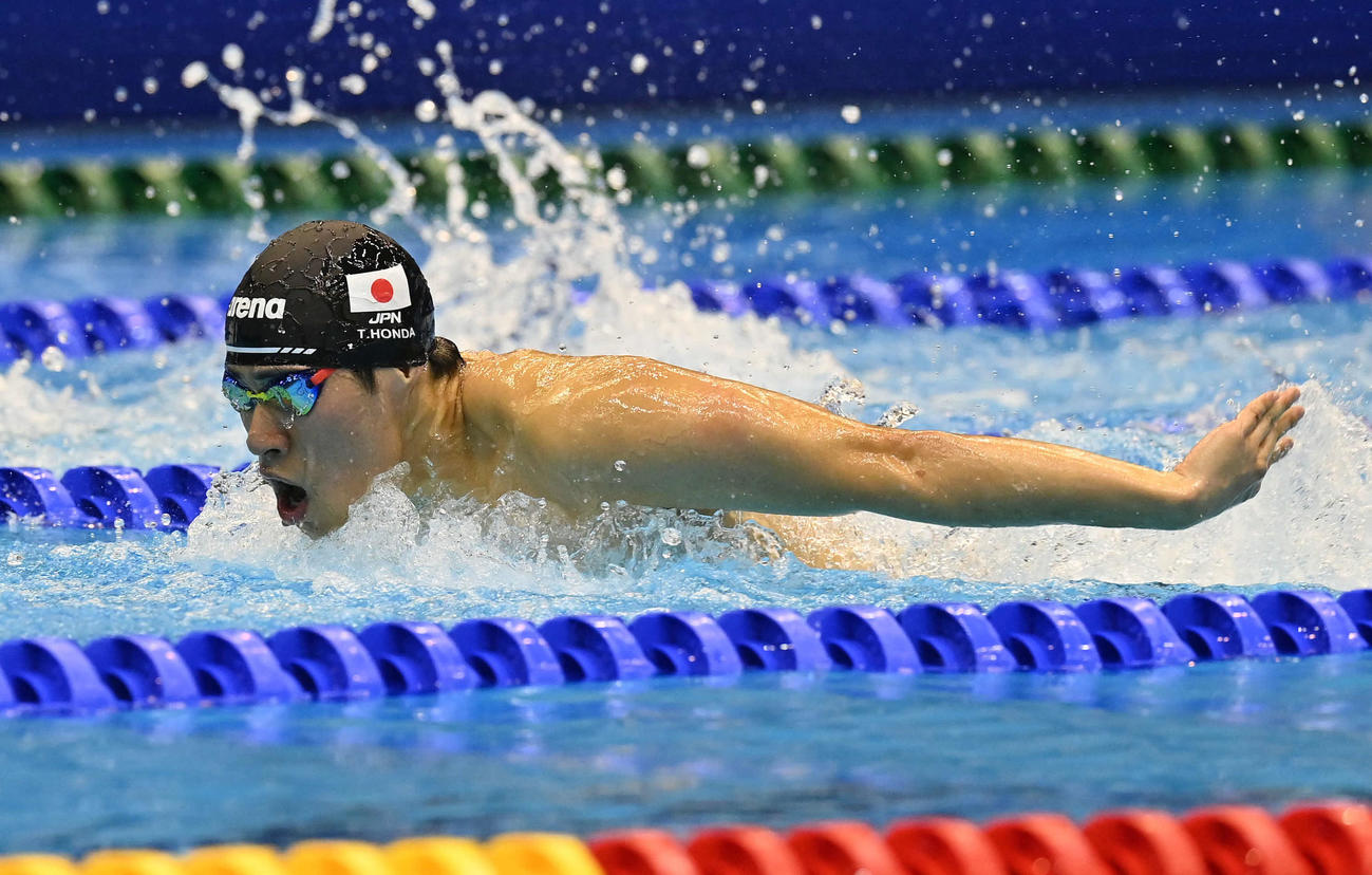 世界水泳2023福岡大会第13日　男子200メートルバタフライ決勝で力泳する本多灯（撮影・岩下翔太）