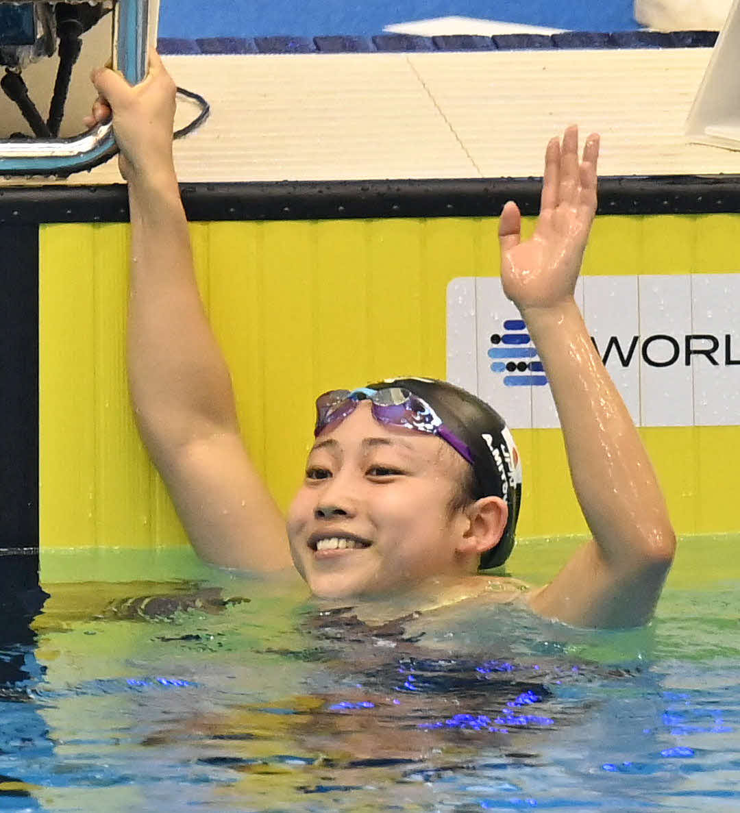世界水泳2023福岡大会第13日　女子200メートルバタフライ予選、第2組で2着となり、笑顔で手を振る三井愛梨（撮影・岩下翔太）
